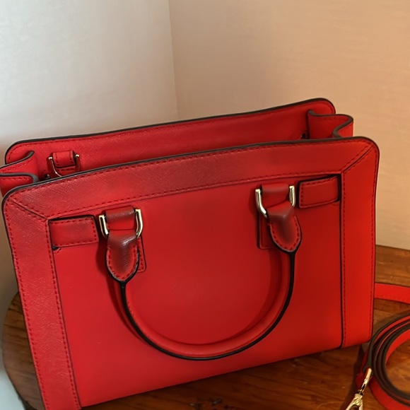 Michael Kors NWOT Rare crossbody handbag red floral motif - Picture 4 of 8